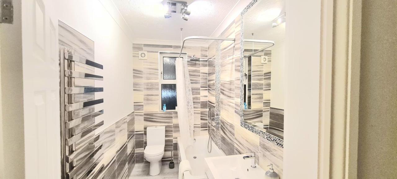 Spacious 3 Bed Flat Near The Sea With Parking Борнмут Екстер'єр фото